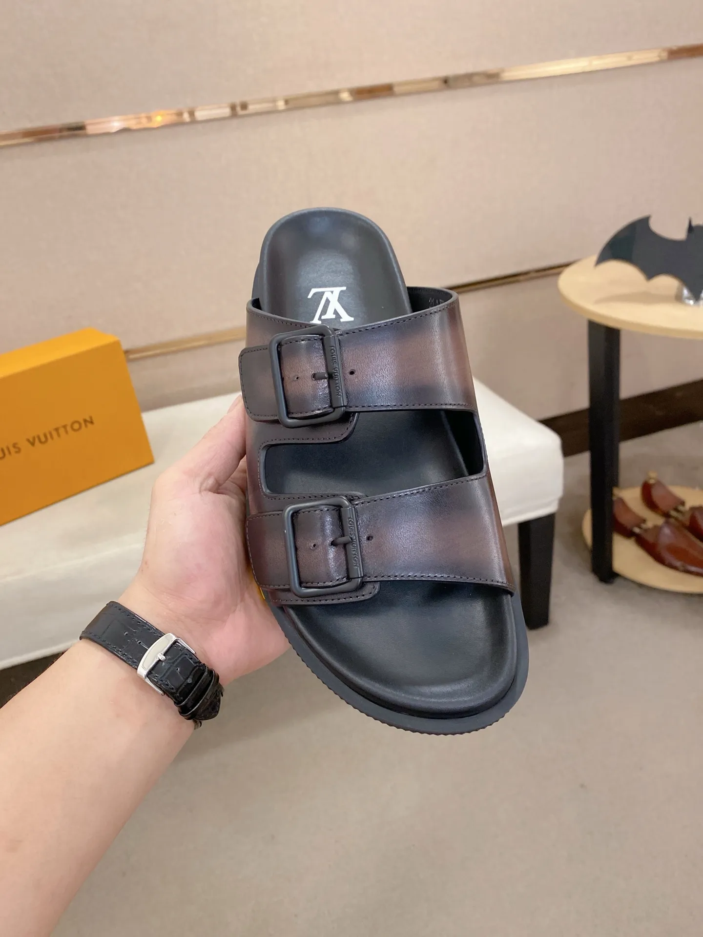 Factory price: 420💰Made by LV🔍Top purchasing agent. Men's spring and summer slippers are available at the same counter. The uppers are made of cowhide imported from Italy. High-quality craftsmanship, soles: original soles specially provided by the original factory, exclusive movable molded soles are super comfortable, original factory follow-up goods, 🔍🔍high quality, can be entered and exited the counter at will, welcome to compare, code number 38-44. Can be customized45